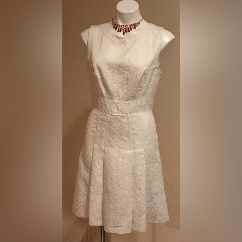 JAX White Geometric Circle Embroidered Pleated Thick Material Dress Sz 10